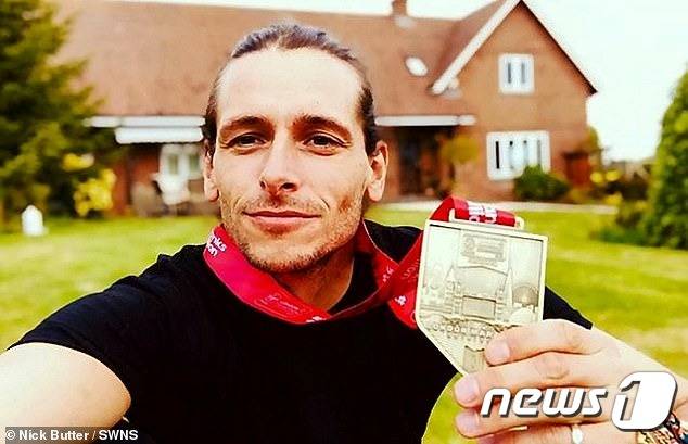 닉 버터씨가 아테네 마라톤 대회를 끝으로 세계 196개국 마라톤대회를 완주하는 기록을 수립했다. 사진은 아테네 대회 메달을 목에 걸고 기념샷 (닉 버터 SNS) © 뉴스1