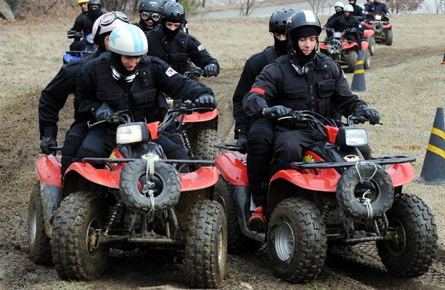 지난해 3월 무주에서 열린 미스터월드 대회의 스포츠챌린지에서 참가자들이 사륜오토바이(ATV)를 타고 산길에서 경주 하고 있다. 무주=조영호기자