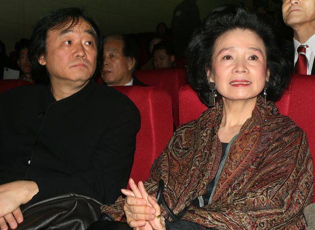 백건우(왼쪽) 윤정희씨 부부가 2007년 한 행사장에서 자리를 함께 하고 있다. 한국일보 자료사진