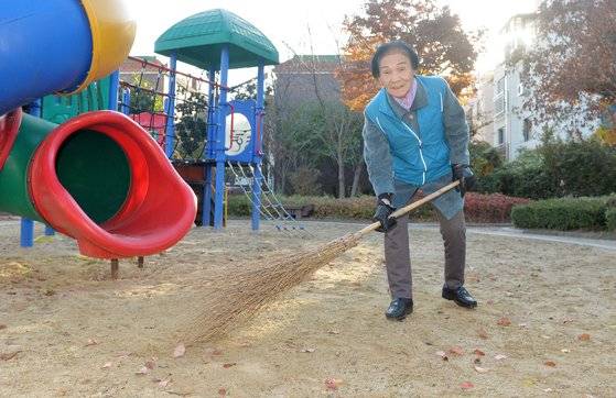 지난 8일 이삼추 할머니가 집 근처 삼정어린이 공원에서 빗자루로 낙엽을 쓸고 있다. 프리랜서 김성태