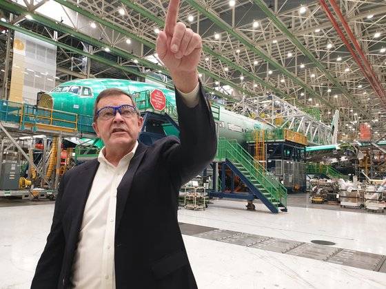 보잉 에버렛 공장에서 데이비드 리스 매니저가 공장에 대해 설명하고 있다. 시애틀=곽재민 기자