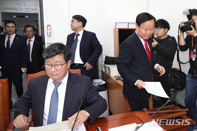 【서울=뉴시스】고승민 기자 = 김재원 소위원장이 11일 오전 서울 여의도 국회에서 열린 예산결산특별위원회 예산안조정소위원회의에 참석하고 있다.예산소위는 11일부터 가동하며 예결위는 오는 29일 전체회의를 열어 내년도 예산안을 의결할 계획이다. 소위 구성은 간사 합의에 따라 더불어민주당 7명, 한국당 6명, 바른미래당 2명 등 15명으로 구성된다. 소위원장은 관례에 따라 김재원 예결위원장이 맡았다. 2019.11.11.photo@newsis.com