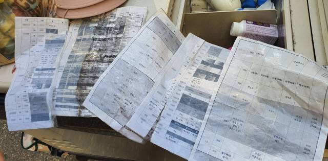 매니저가 들고 다니는 고객 기록표. 코팅을 했지만 매일 들고 다니다보니 물기가 스며 너덜너덜해진 상태였다.