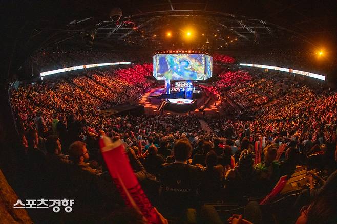 ‘2019 롤드컵’은 경기력이나 대회 규모면에서 또한번의 이정표를 세웠다. 사진은 결승전이 열린 파리 어코드호텔 아레나를 가득 메은 팬들의 모습. |라이엇 게임즈