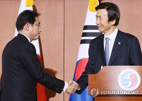 지난 2015년 12월 28일 윤병세 당시 외교부 장관(오른쪽)과 기시다 후미오 당시 일본 외무상이 서울 종로구 도렴동 외교부에서 열린 공동기자회견에서 일본군 위안부 합의 결과를 발표한 뒤 악수하고 있다. [연합뉴스 자료사진]