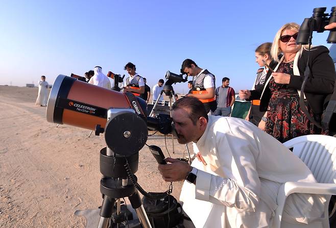 11일 쿠웨이트에서 아마추어 천문학자들이 망원경을 사용하여 수성일식을 관찰하고 있다. [신화=연합뉴스]