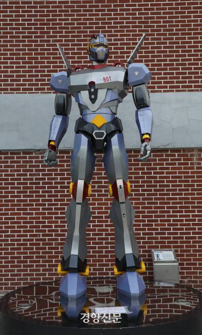 세운상가 입구에 설치된 로봇 ‘세봇’