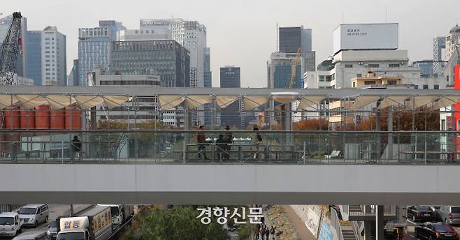 세운상가와 청계상가를 잇는 구름다리