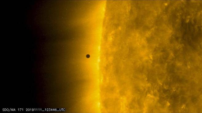 NASA의 태양활동관측위성(SDO)이 촬영한 수성의 태양면 통과
