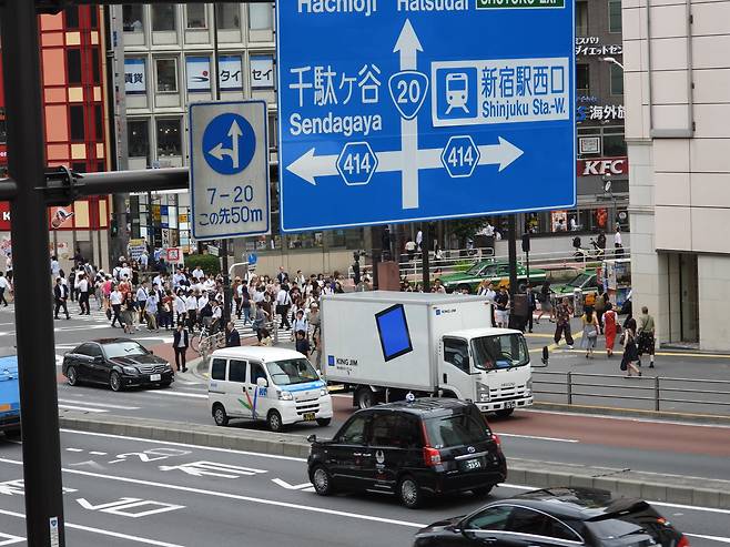 도쿄 신주쿠 거리. 퇴근 시간을 맞아 사람과 자동차로 붐비지만 공기는 깨끗한 편이었다. 강찬수 기자