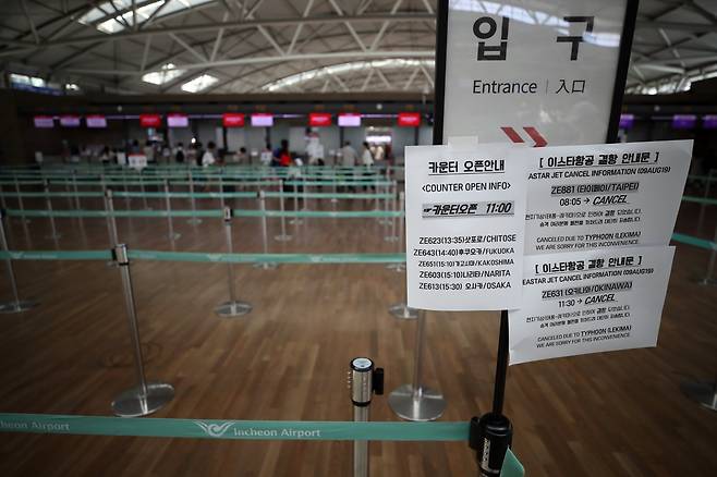 인천공항에 붙은 국내 항공사의 결항 안내문. [연합]