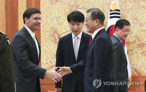 문 대통령 예방한 미 국방장관 (서울=연합뉴스) 이진욱 기자 = 문재인 대통령이 15일 청와대에서 마크 에스퍼 미국 국방장관과 면담 전 인사를 하고 있다. cityboy@yna.co.kr