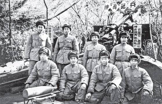 상감령 전투(1952년 10월 14일-11월 25일)는 포격전이 치열했다. 1952년 10월 말, 상감령 전선에서 포탄 23발로 탱크 5대를 격파하고 화약고를 폭파한 15군 포병 5연대 6반 반원들. 8명 모두 2등 공로상을 받았다. [사진 김명호]