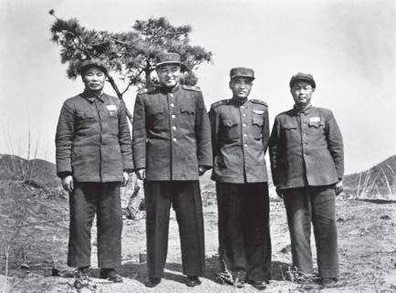 상감령 전투가 끝난 후 지원군 부사령관 양더즈(楊得志ㆍ왼쪽)와 함께 오성산 지역을 둘러보는 북한군 부사령관 최용건(왼쪽 둘째). 왼쪽 셋째는 북한 정치보위상 박일우. [사진 김명호]