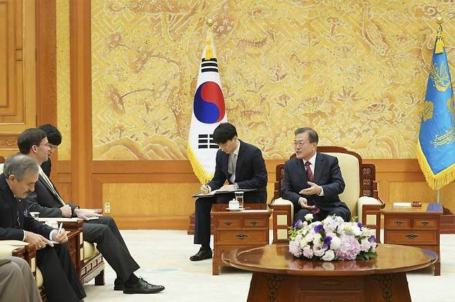 미국 에스퍼 국방장관 접견하는 문재인 대통령 (사진=청와대 제공)