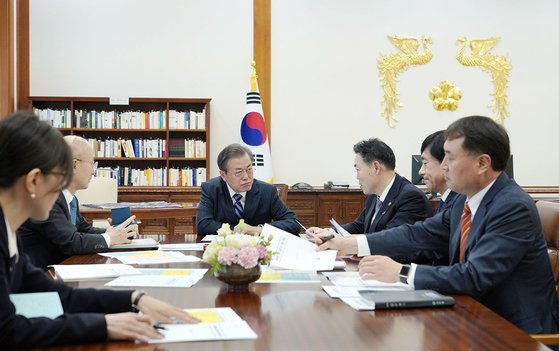 문재인 대통령이 지난 8일 청와대 본관 집무실에서 김오수 법무부 차관(오른쪽 세번째부터), 이성윤 검찰국장으로부터 검찰개혁 관련 업무 보고를 받고 있다. [뉴스1]
