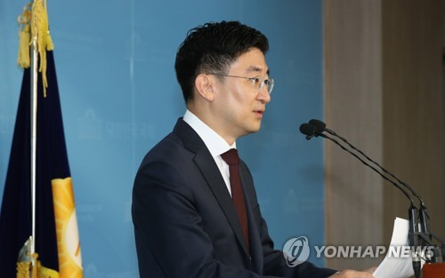 총선 불출마 선언하는 자유한국당 김세연 의원 (서울=연합뉴스) 하사헌 기자 = 자유한국당 3선 김세연 의원이 17일 오전 국회 정론관에서 기자회견을 열고 총선 불출마를 선언하고 있다. 2019.11.17 toadboy@yna.co.kr