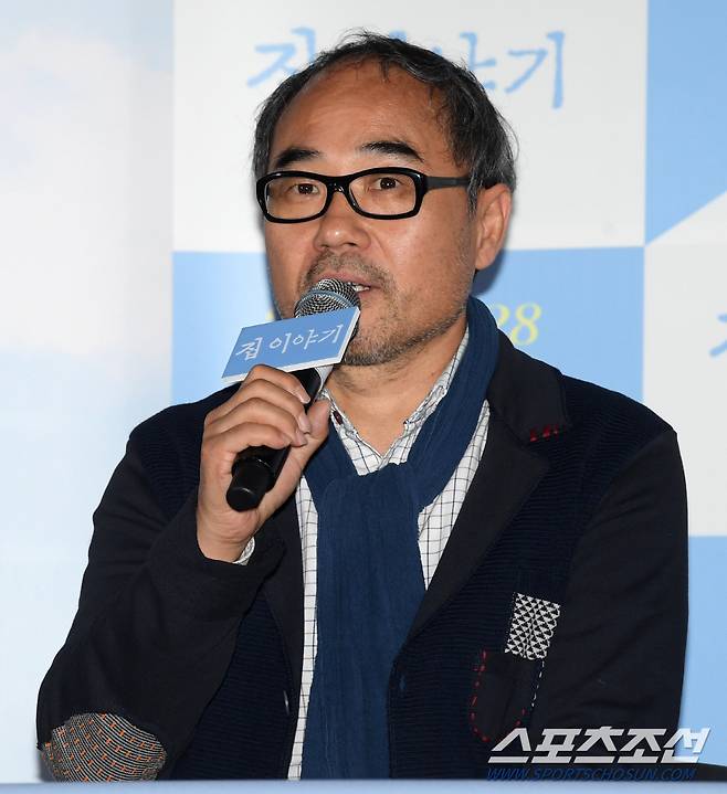 강신일 2019 영화 제작발표회 마이크 든 모습