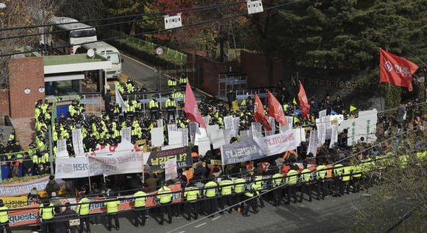 18일 오후 서울 동대문구 한국국방연구원 앞에서 민중당·민주노총 관계자들이 경찰과 대치하고 있다. /고운호 기자