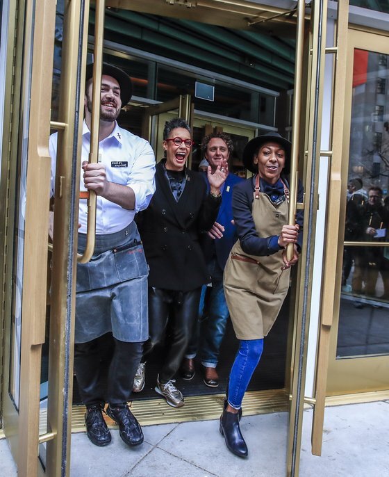 종업원들이 전 세계에서 6번째로 개장한 스타벅스 리저브 로스터리 시카고의 문을 열고 있다. [EPA=연합뉴스]
