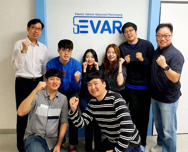 이훈 대표(맨 왼쪽 끝)를 비롯한 에바(EVAR) 임직원 일동. [사진 제공 = 에바]