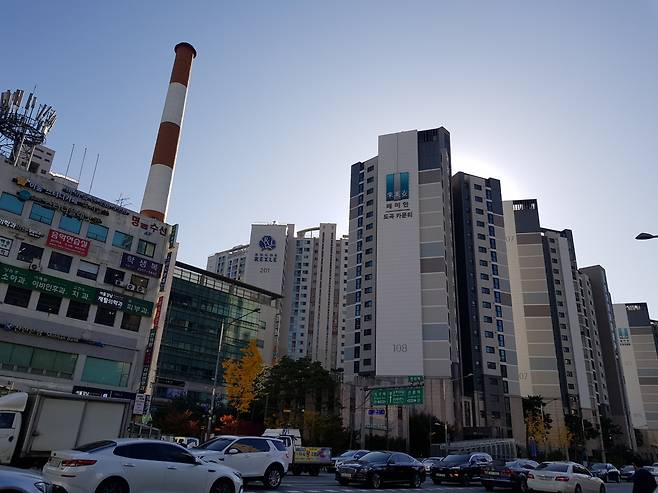 한티역 인근 래미안 도곡카운티 전경. 대치동 사거리에 있던 초등학생을 위한 외국어 학원 등이 한티역으로 옮기면서 이 지역 새 아파트의 기대감도 커지고 있다. [사진=성연진 기자]