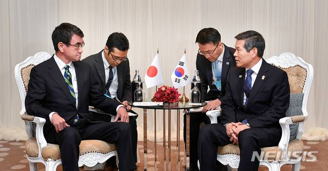 【서울=뉴시스】전신 기자 = 제6차 아세안 확대 국방장관회의 참석차 태국을 방문한 정경두 국방부 장관이 17일 방콕 아바니 리버사이드 호텔에서 열린 한-일 국방장관 회담에서 고노 다로 일본 방위상과 대화하고 있다. (사진=국방부 제공) 2019.11.17. photo@newsis.com