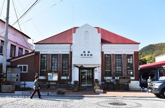 아담한 벽돌 건물인 벌교금융조합. 현재 화폐박물관으로 이용하고 있다.