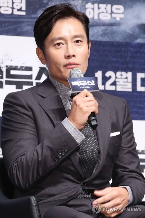 이병헌, 첫 북한 요원 도전 (서울=연합뉴스) 진연수 기자 = 배우 이병헌이 19일 오전 서울 강남구 CGV압구정점에서 열린 영화 '백두산' 제작보고회에서 인사말을 하고 있다. 2019.11.19 jin90@yna.co.kr