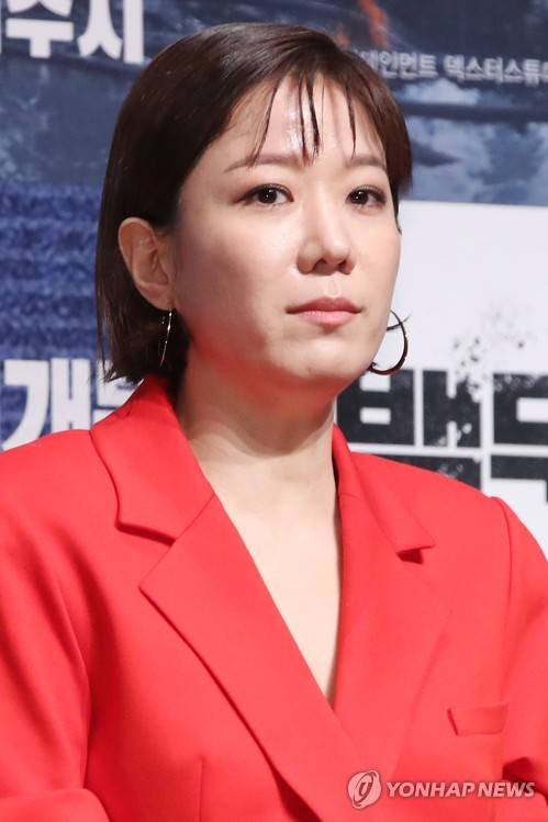 카리스마 넘치는 전혜진 (서울=연합뉴스) 진연수 기자 = 배우 전혜진이 19일 오전 서울 강남구 CGV압구정점에서 열린 영화 '백두산' 제작보고회에서 질문을 듣고 있다. 2019.11.19 jin90@yna.co.kr