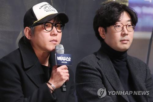 '백두산' 이해준-김병서 감독 (서울=연합뉴스) 진연수 기자 = 이해준(왼쪽), 김병서 감독이 19일 오전 서울 강남구 CGV압구정점에서 열린 영화 '백두산' 제작보고회에서 질문에 답변하고 있다. 2019.11.19 jin90@yna.co.kr