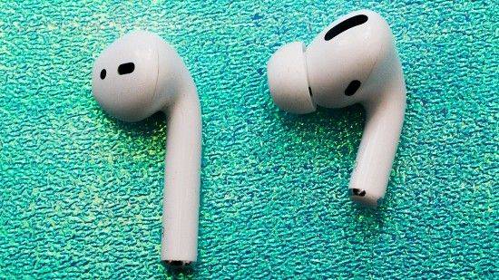 에어팟(왼쪽)과 에어팟 프로(오른쪽) 유닛 비교. (사진=씨넷닷컴)