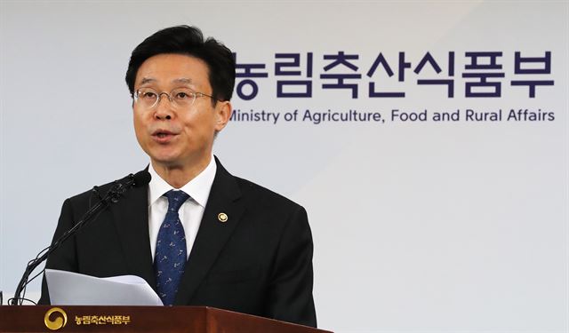 이재욱 농림축산식품부 차관이 19일 오후 세종시 정부세종청사에서 WTO(세계무역기구) 쌀 관세화 검증 결과에 관련해 브리핑하고 있다. 연합뉴스