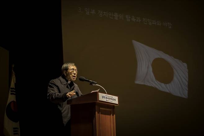 ▲ 함세웅 신부가 경기도 주최로 19일 수원 경제과학진흥원에서 열린 '3·1운동 100년, 깨어있는 시민의식을 위한 경기도 명사초청 역사 콘서트'에서 강연하고 있다. 사진=김용욱 기자