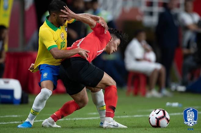 ▲ 황희찬을 막는 로지 ⓒ대한축구협회