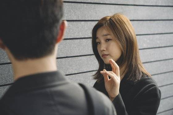 영화 '기생충'에서 기정(박소담)과 기우(최우식, 뒷모습)가 박 사장(이선균)네 초인종을 누르기 전에 일명 '제시카 송'을 부르는 장면. [사진 CJ엔터테인먼트]