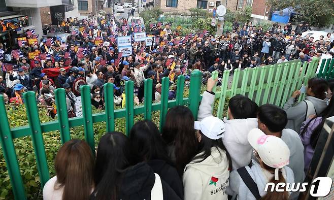 지난 10월23일 오후 서울 관악구 인헌고 앞에서 보수단체 회원 및 유튜버들과 기자회견을 반대하는 학생들이 담벼락 사이로 둘로 나뉘어 있다./사진=뉴스1