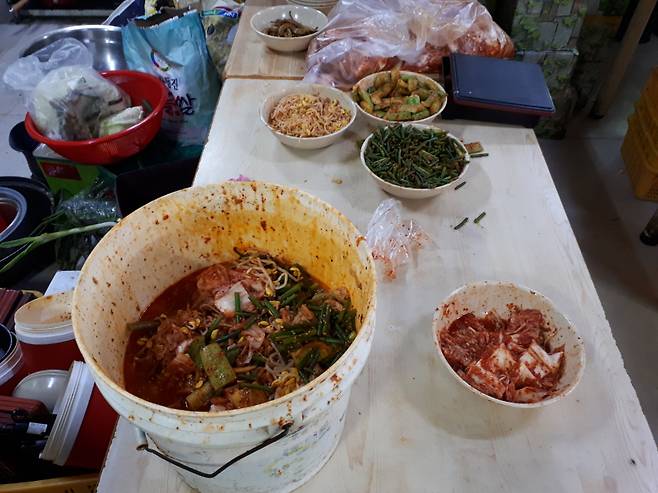 식당에서 배달되고 돌아온 잔반을 재사용할 목적으로 국그릇등에 보관했다. [경기도 제공]