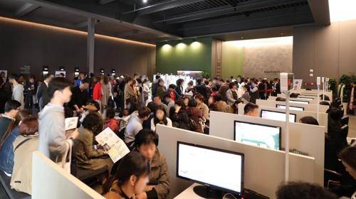 센텀 KCC스위첸 견본주택에 몰린 인파 [KCC건설 제공]