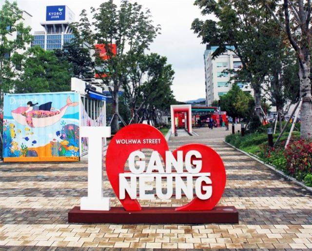 강릉역에서 강남동 부흥마을까지 강릉 도심을 관통하던 철길을 휴식, 문화공간으로 탈바꿈시킨 강릉 월화거리는 도시재생의 모범사례라는 평가를 받고 있다. 강릉시 제공