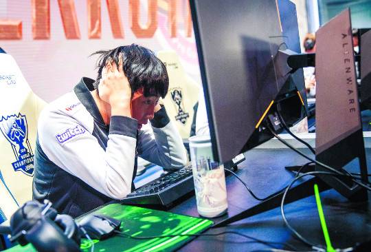 한국 SK텔레콤 T1은 지난 3일 스페인 마드리드 팔라시오 비스탈레그레에서 열린 ‘2019 LoL 월드 챔피언십’ 4강전에서 유럽 G2 e스포츠에 져 탈락했다. 패배 직후 SKT T1의 ‘칸’ 김동하가 머리를 감싸쥐고 있다. 라이엇 게임즈 제공