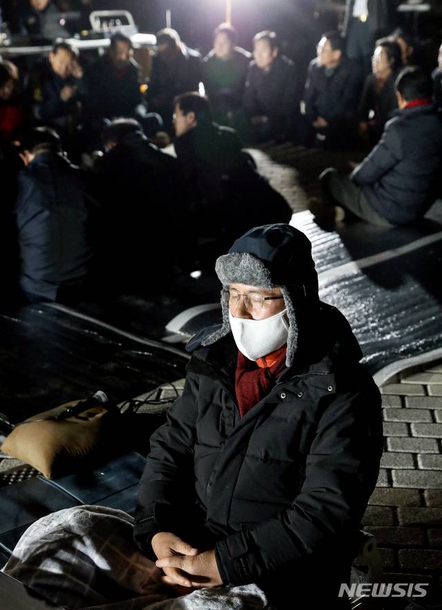 [서울=뉴시스]김병문 기자 = 청와대의 한·일 군사정보보호협정(GSOMIA·지소미아) 조건부 연장 발표 이후 자유한국당 의원들이 22일 오후 서울 종로구 청와대 앞 분수대에서 단식 농성 중인 황교안 자유한국당 대표 뒤로 긴급간담회를 하고 있다. 2019.11.22. dadazon@newsis.com