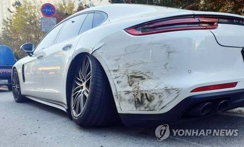 고교생이 몰던 무면허·음주차량에 파손된 포르쉐 (광주=연합뉴스) 정회성 기자 = 22일 광주 서부경찰서는 운전면허 없이 만취한 상태에서 아버지 차를 몰다가 주차된 포르쉐 승용차를 부순 고등학교 2학년생을 입건해 조사하고 있다. 포르쉐 승용차는 차축이 뒤틀리는 파손을 당해 1억5천만원가량 수리비가 나올 것으로 알려졌다. 사진은 사고 현장 주변에 주차된 포르쉐 승용차. 2019.11.22