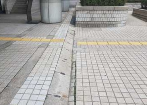 서울중앙지법 건물로 들어가는 진입로 바닥. 급격한 경사 때문에 보행이 불편한 장애인은 사고가 날 수 있다. 서울지방변호사회 제공