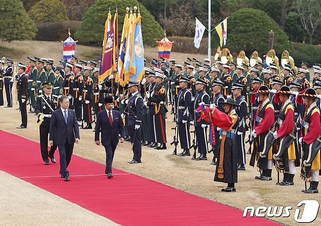 문재인 대통령과 하사날 볼키아 브루나이 국왕이 24일 오전 청와대에서 열린 공식 환영식 중 의장대 사열을 하고 있다.(청와대 제공) 2019.11.24/뉴스1