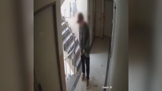 지난 5월28일 서울 관악구 신림동에서 귀가하는 여성을 뒤쫓아가 집에 침입하려하는 A 씨 모습이 잡힌 폐쇄회로(CCTV). 사진=연합뉴스