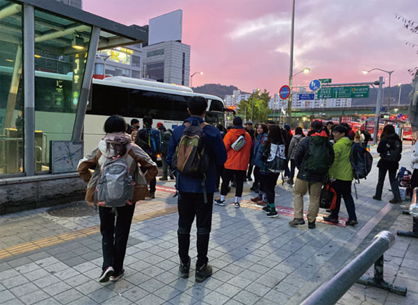 11월 10일 오전 7시 서울 지하철 사당역 7번 출구. 등산 프로그램에 참여하는 커먼타운 입주자와 프립 가입자가 모였다./ 김유정 기자