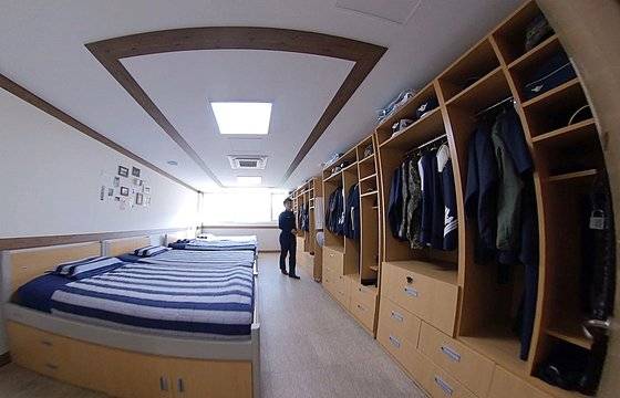 생도는 4명 또는 2명이 기숙사에서 함께 생활한다. 국가는 생도에게 장학금과 생활비를 지급하며 피복 및 각종 학습 자료도 무상 지원한다. 영상캡쳐=공성룡 기자