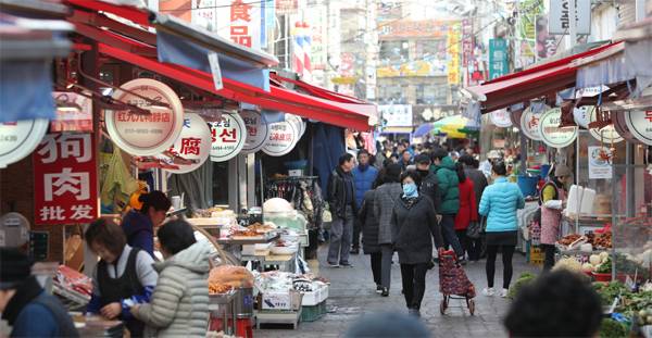 서울 영등포구 대림동 차이나타운(대림중앙시장) 거리를 주민들이 지나가고 있다. 전통시장 현대화 작업으로 중국어가 적힌 간판들이 한층 정돈된 모습이다. 강력 범죄가 자주 발생한다고 알려진 것과 달리 최근 대림동은 범죄 발생 건수가 줄고 있다. [이승환 기자]