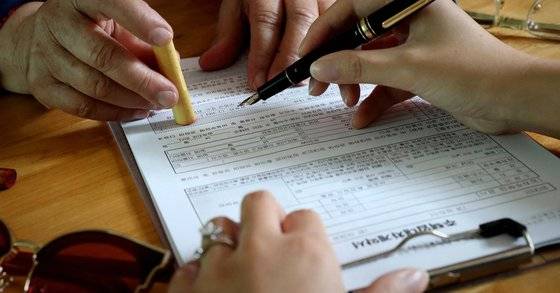 부동산 계약자가 주택임대차계약서에 도장을 찍고 있다. [중앙포토]